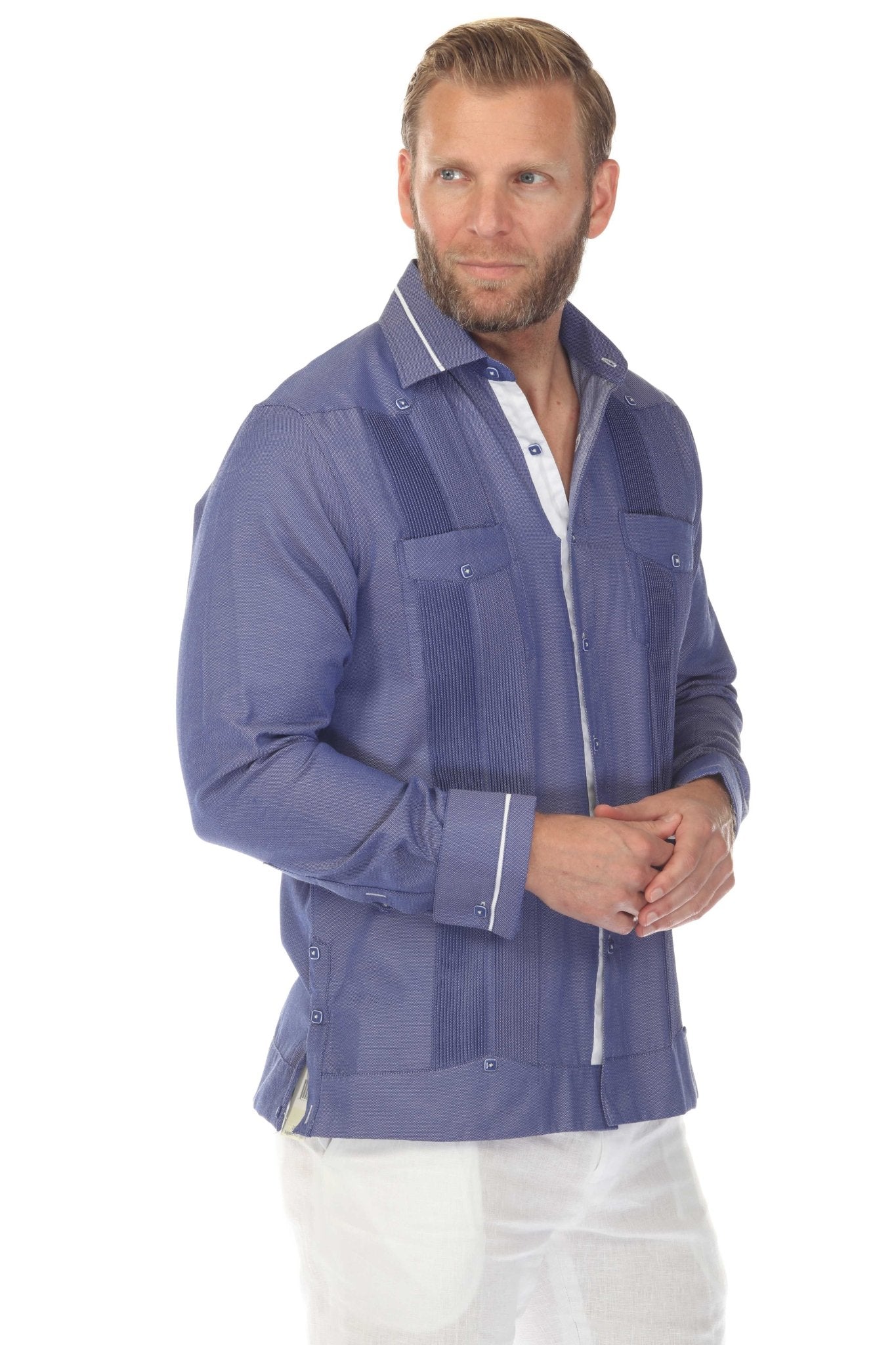 Guayabera de fantasía para hombre con dos bolsillos y ribete en contraste en cuello y puños