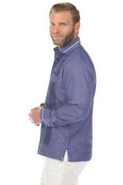 Guayabera de fantasía para hombre con dos bolsillos y ribete en contraste en cuello y puños
