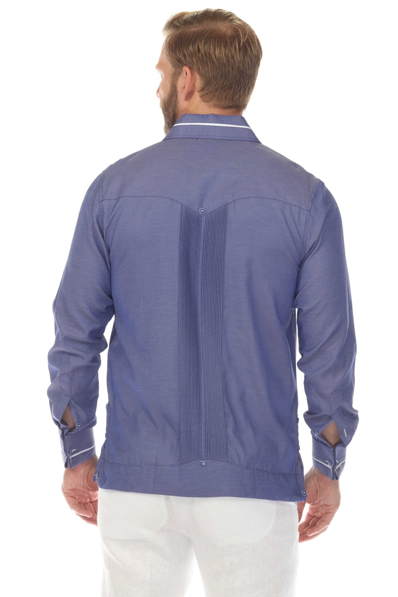 Guayabera de fantasía para hombre con dos bolsillos y ribete en contraste en cuello y puños
