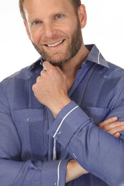 Guayabera de fantasía para hombre con dos bolsillos y ribete en contraste en cuello y puños