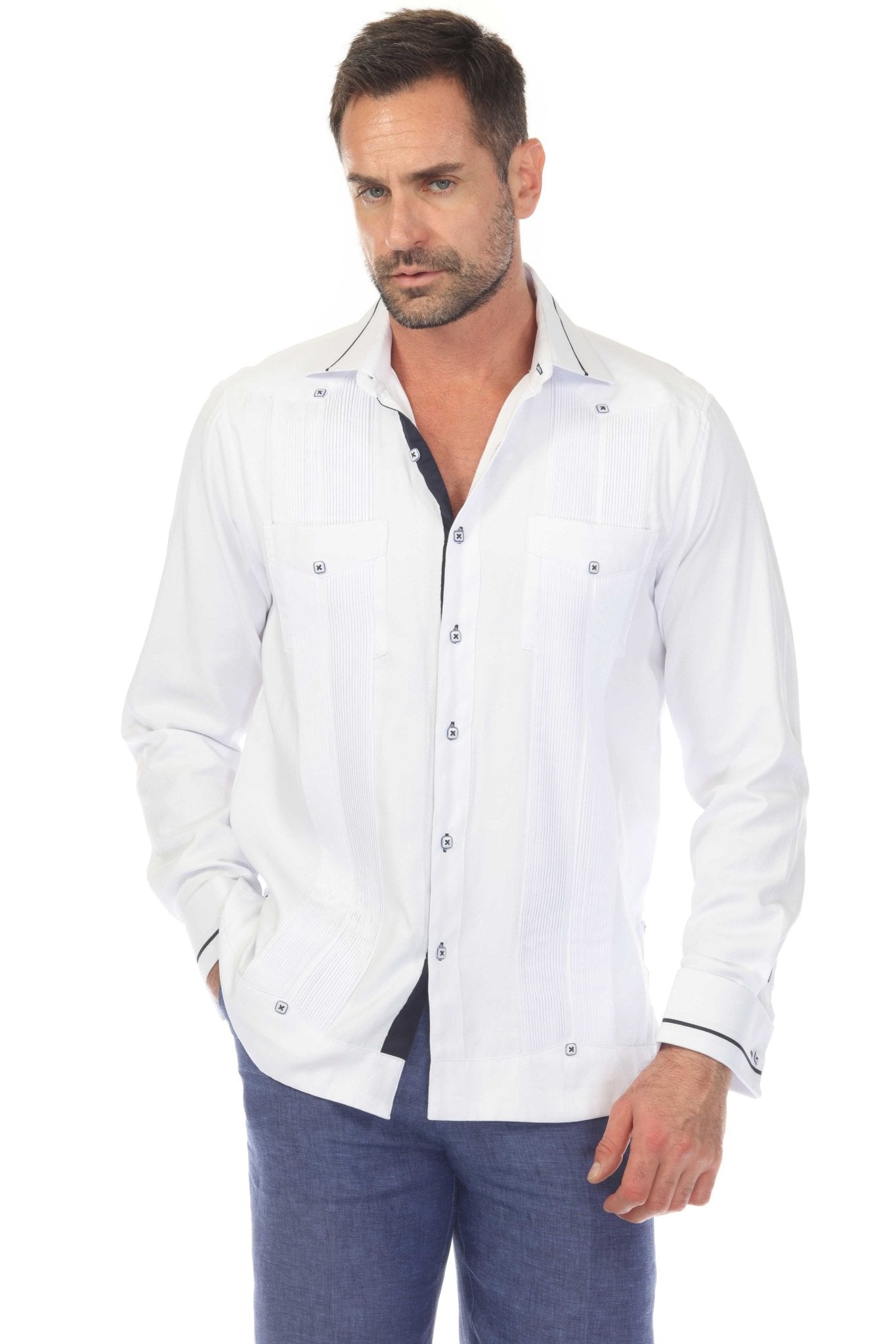 Guayabera de fantasía para hombre con dos bolsillos y ribete en contraste en cuello y puños