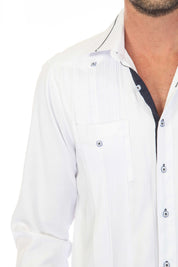 Guayabera de fantasía para hombre con dos bolsillos y ribete en contraste en cuello y puños