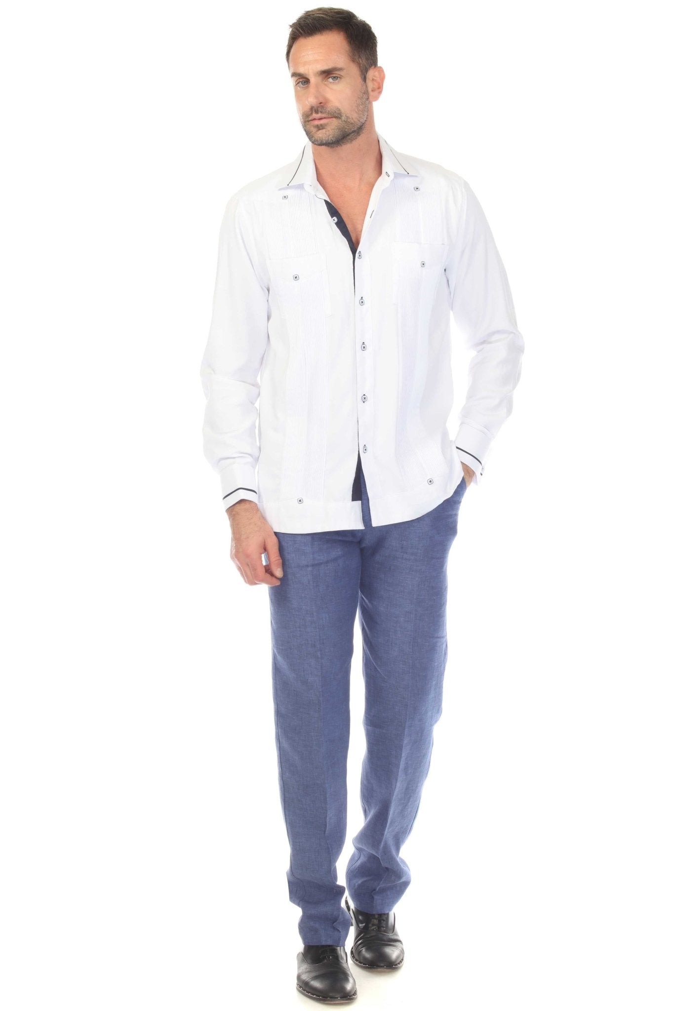 Guayabera de fantasía para hombre con dos bolsillos y ribete en contraste en cuello y puños