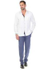 Guayabera de fantasía para hombre con dos bolsillos y ribete en contraste en cuello y puños