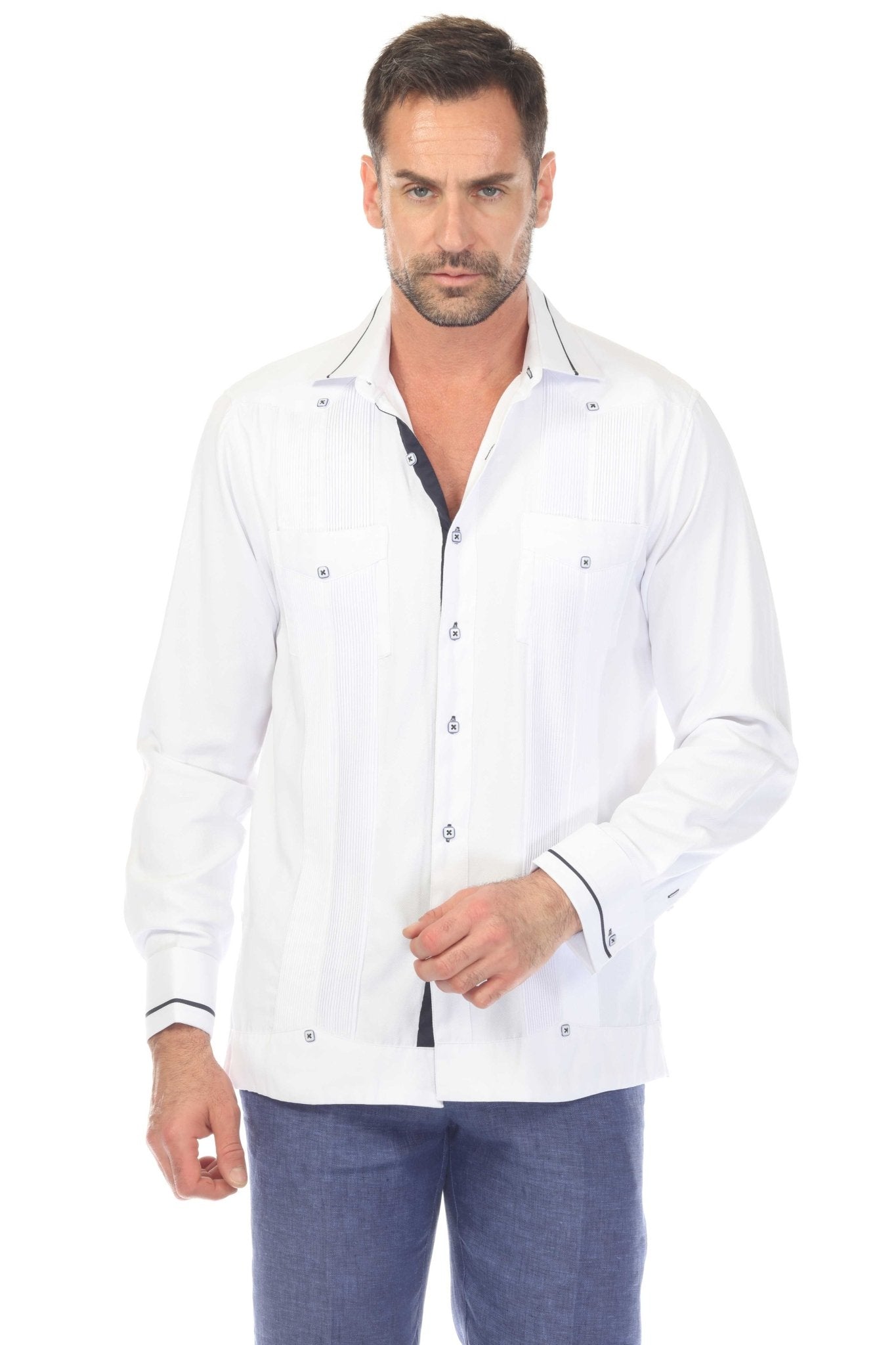 Guayabera de fantasía para hombre con dos bolsillos y ribete en contraste en cuello y puños