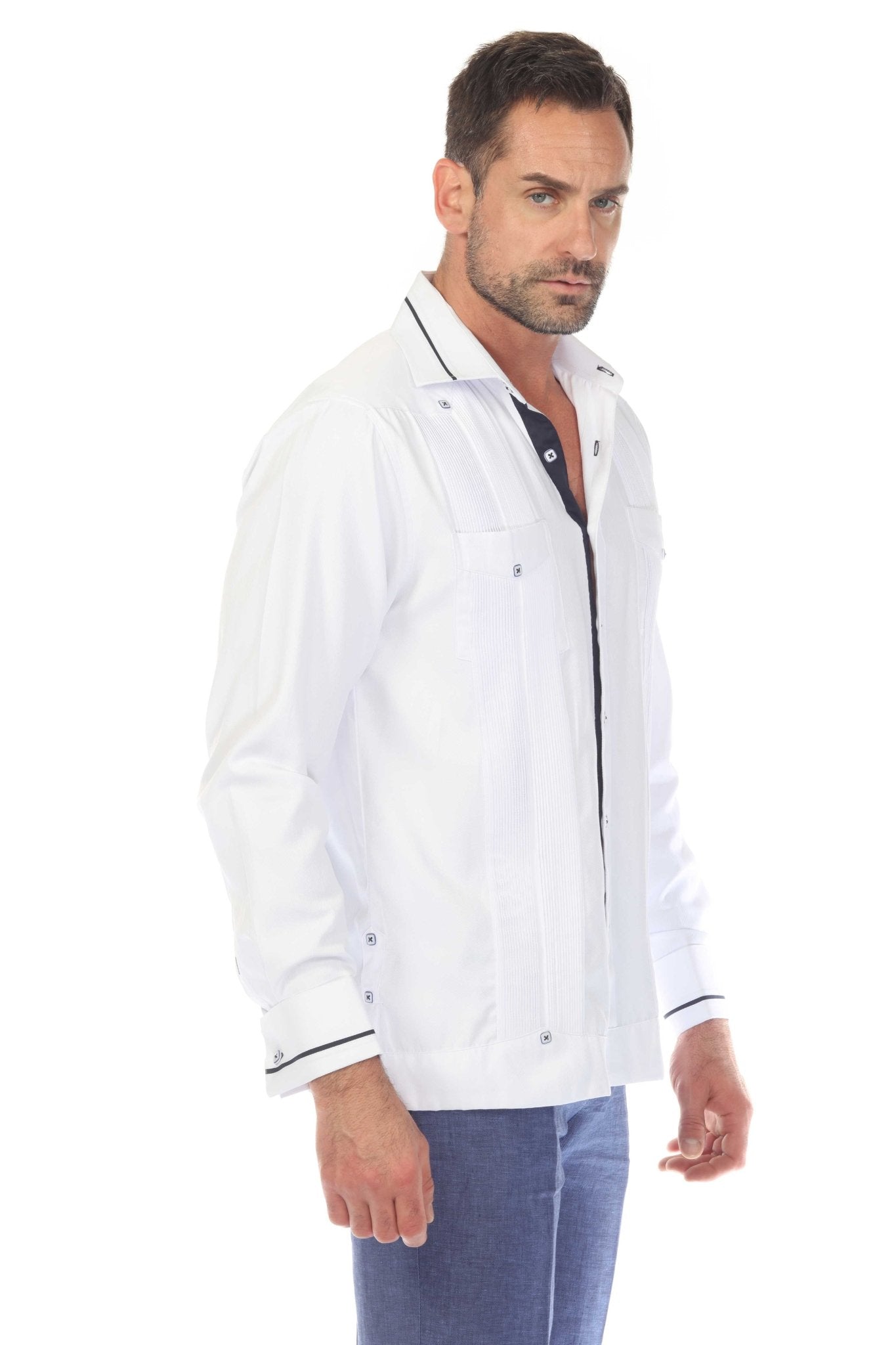 Guayabera de fantasía para hombre con dos bolsillos y ribete en contraste en cuello y puños