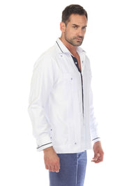 Guayabera de fantasía para hombre con dos bolsillos y ribete en contraste en cuello y puños