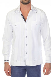Guayabera de fantasía para hombre con dos bolsillos y ribete en contraste en cuello y puños