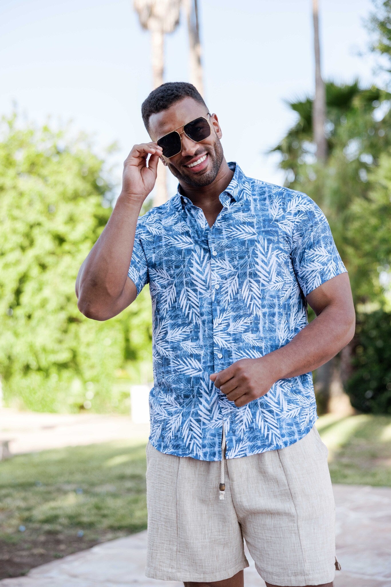 Mojito Lightweight Modern Blue Leaf Pattern Print Stretch Shirt