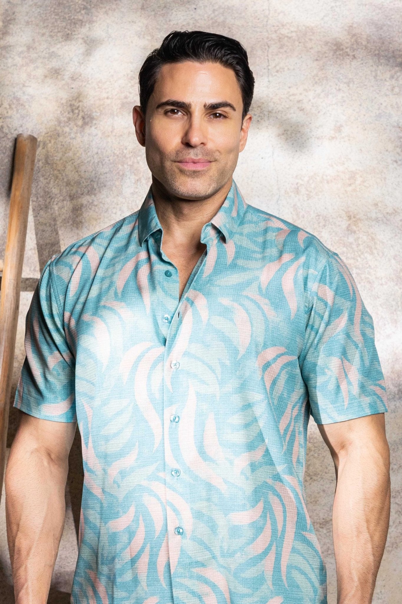 Camisa elástica con estampado elegante de manga corta para hombre