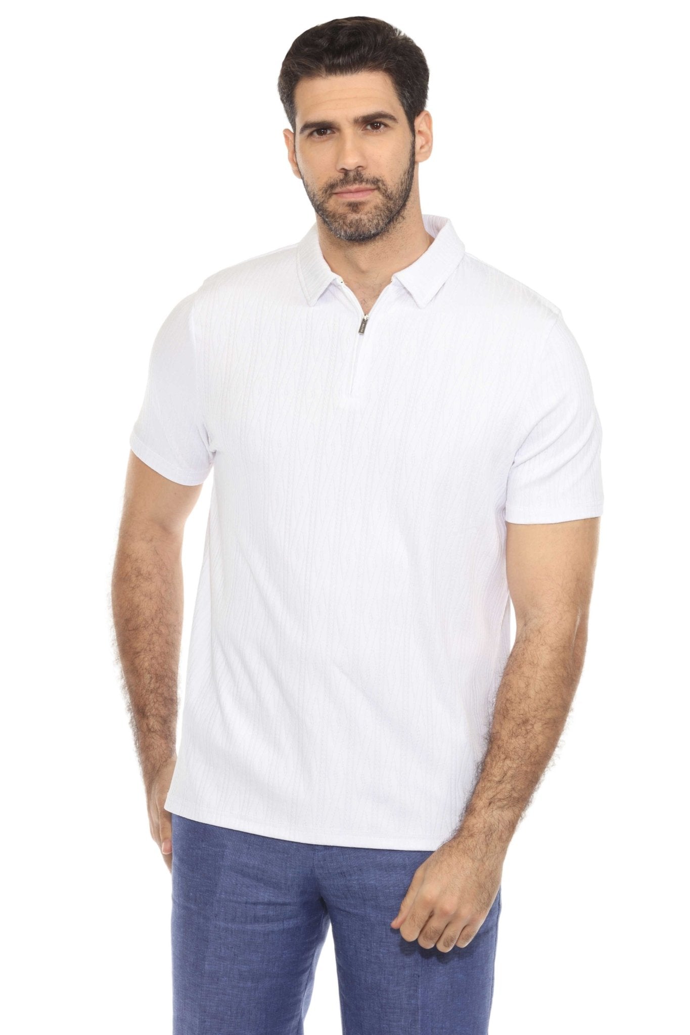 Polo elegante de primera calidad para hombre con estampado texturizado moderno y cuello con cremallera.