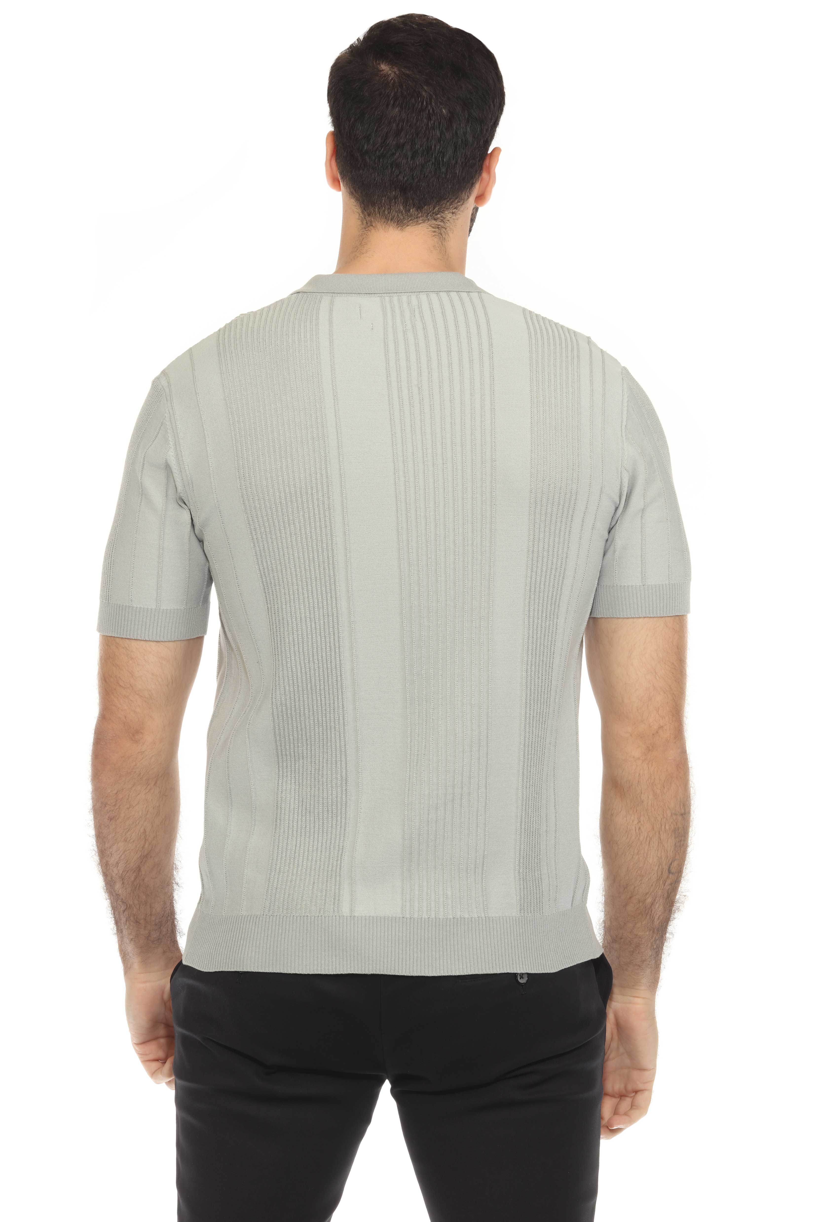 Polo informal con estampado de rayas texturizadas y elegante