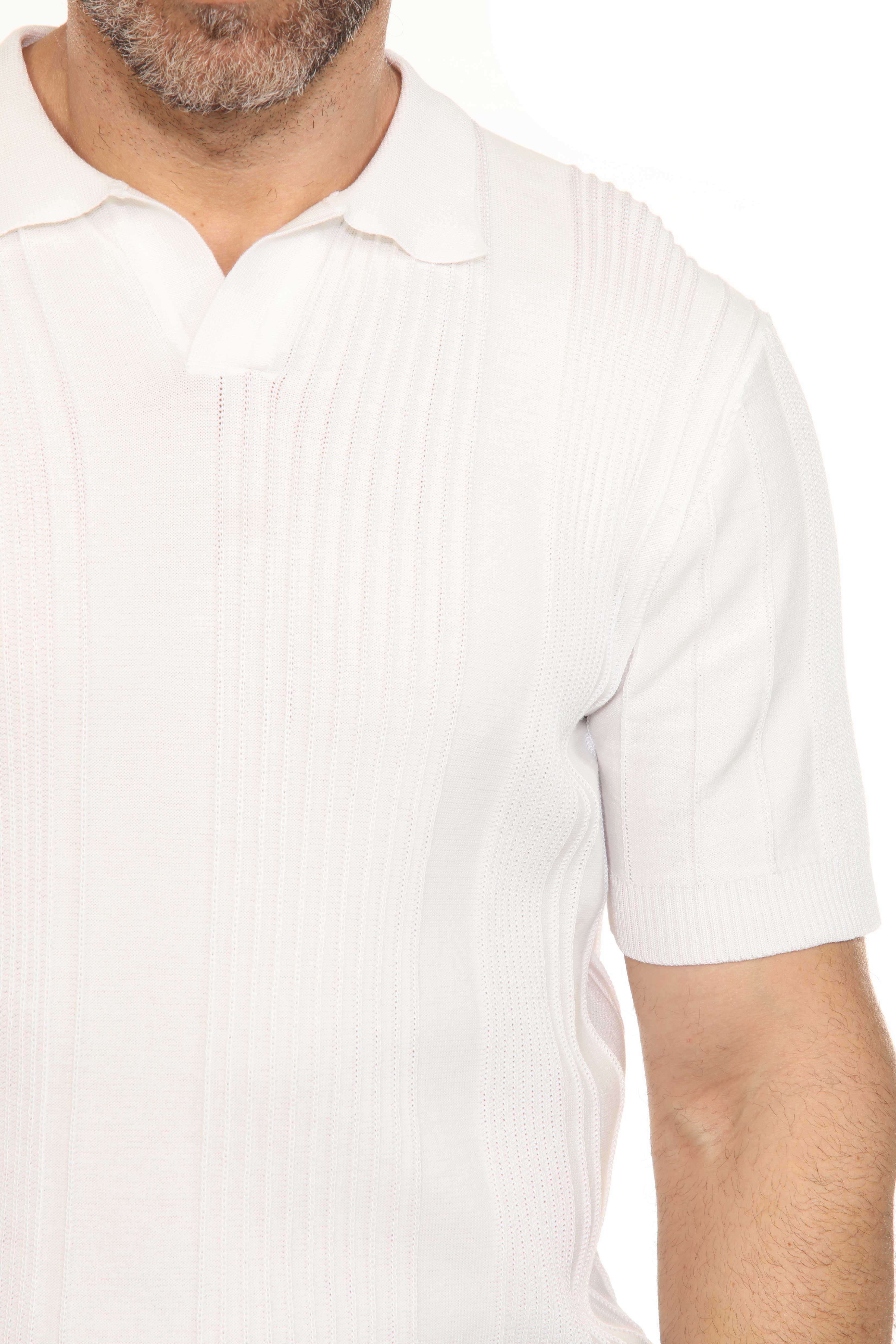 Polo informal con estampado de rayas texturizadas y elegante