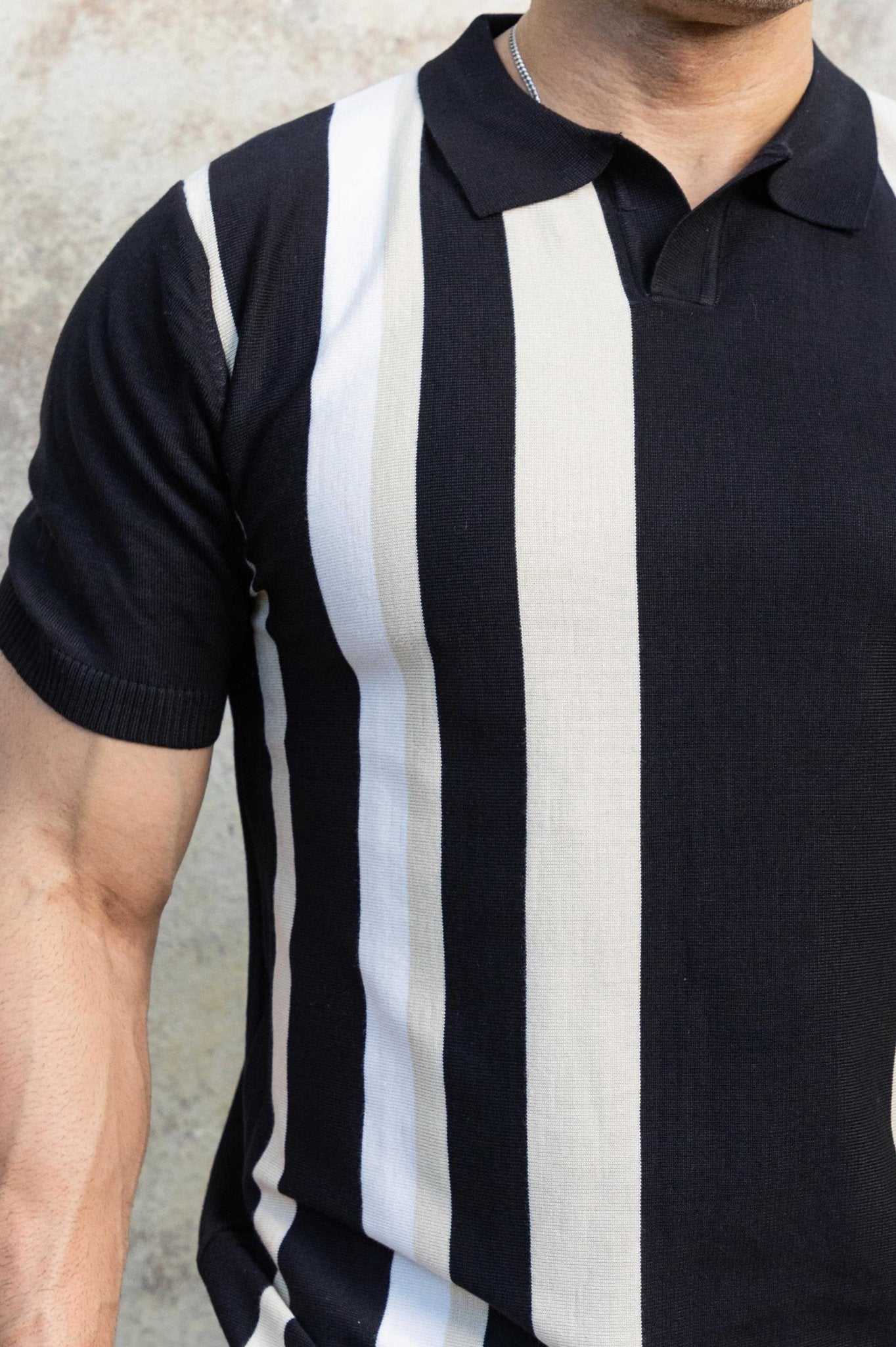 Polo informal con estampado de rayas texturizadas y elegante
