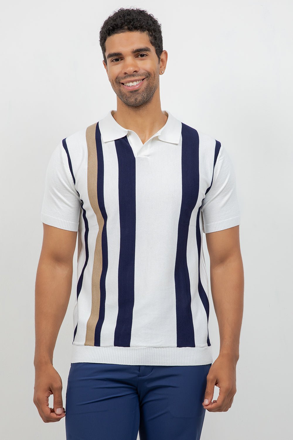 Polo informal con estampado de rayas texturizadas y elegante