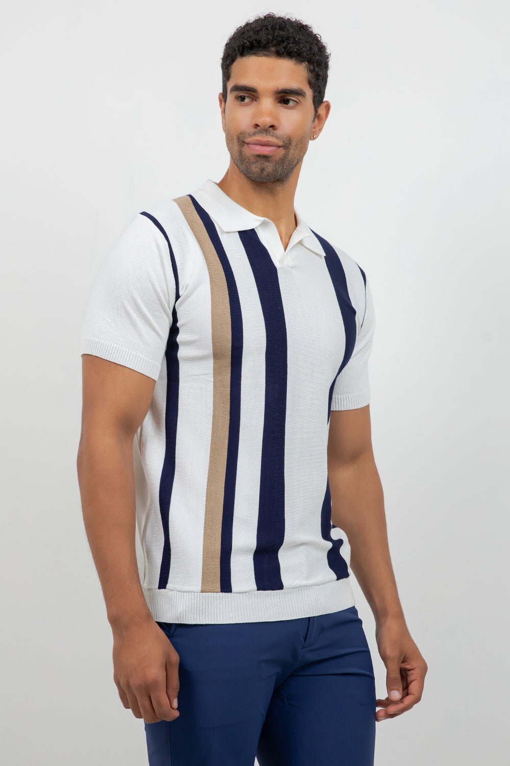 Polo informal con estampado de rayas texturizadas y elegante