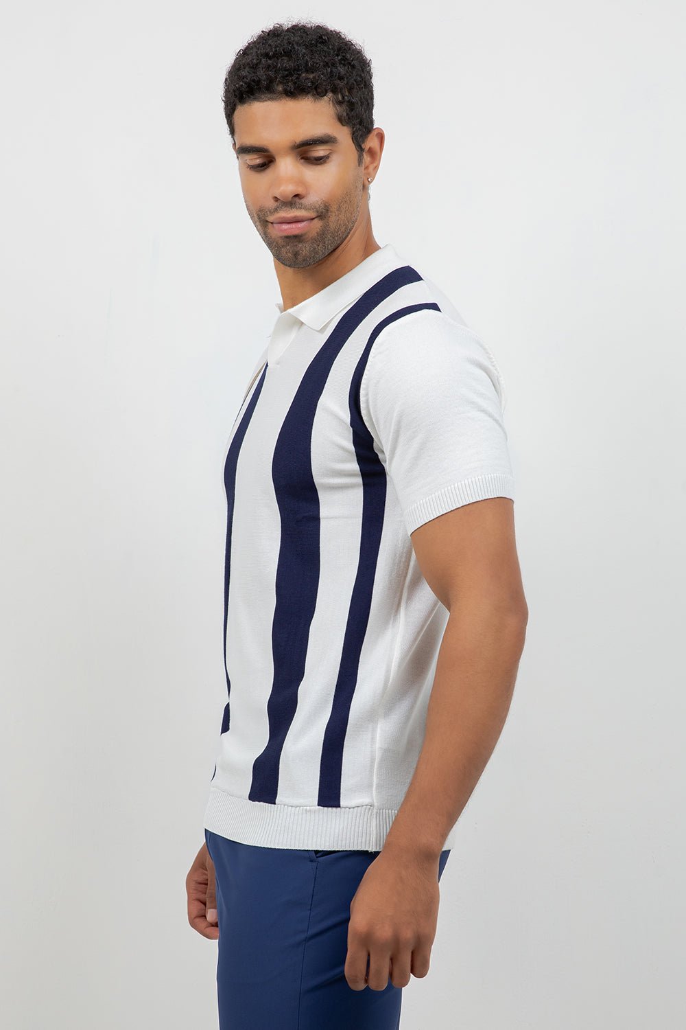 Polo informal con estampado de rayas texturizadas y elegante