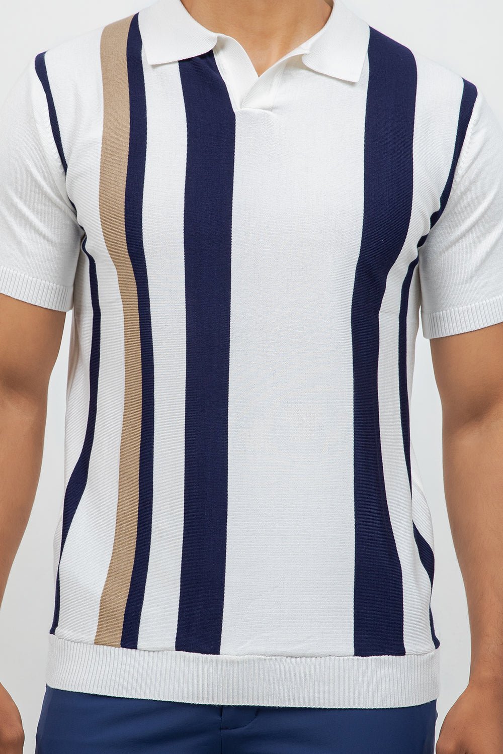 Polo informal con estampado de rayas texturizadas y elegante