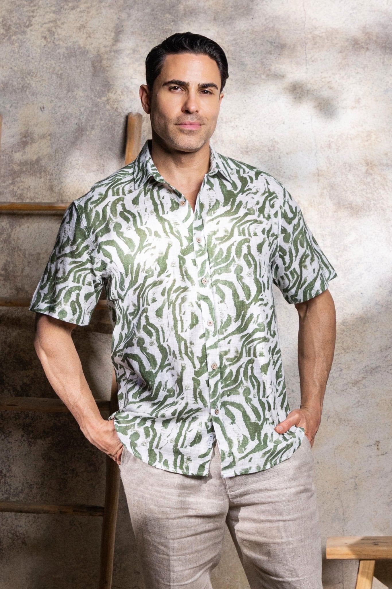 Camisa de manga corta de mezcla de lino con diseño cruzado para hombre