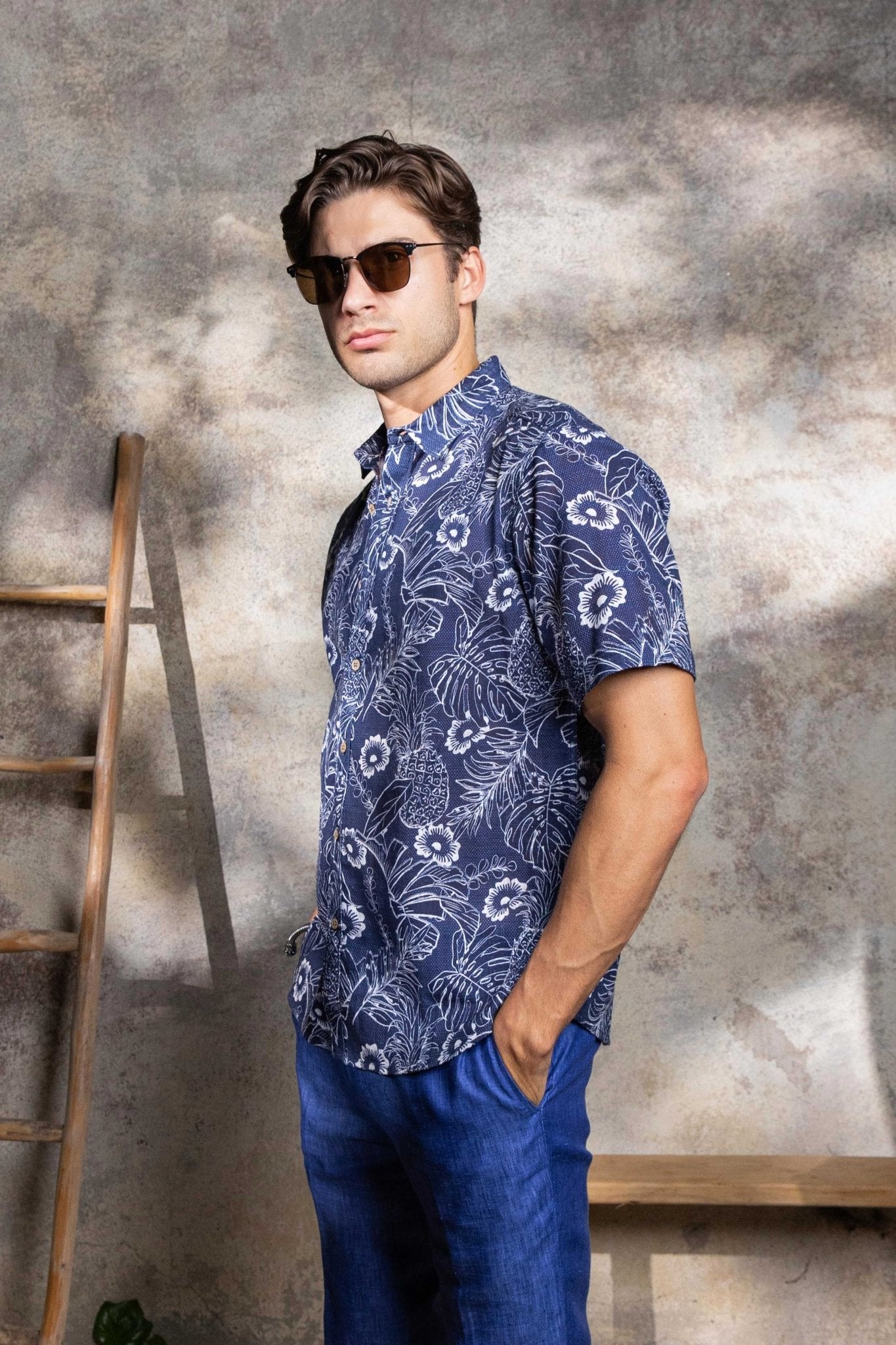 Camisa de manga corta de mezcla de lino con diseño cruzado para hombre