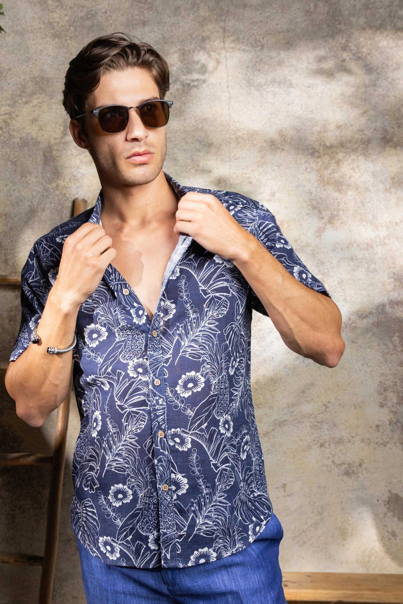 Camisa de manga corta de mezcla de lino con diseño cruzado para hombre