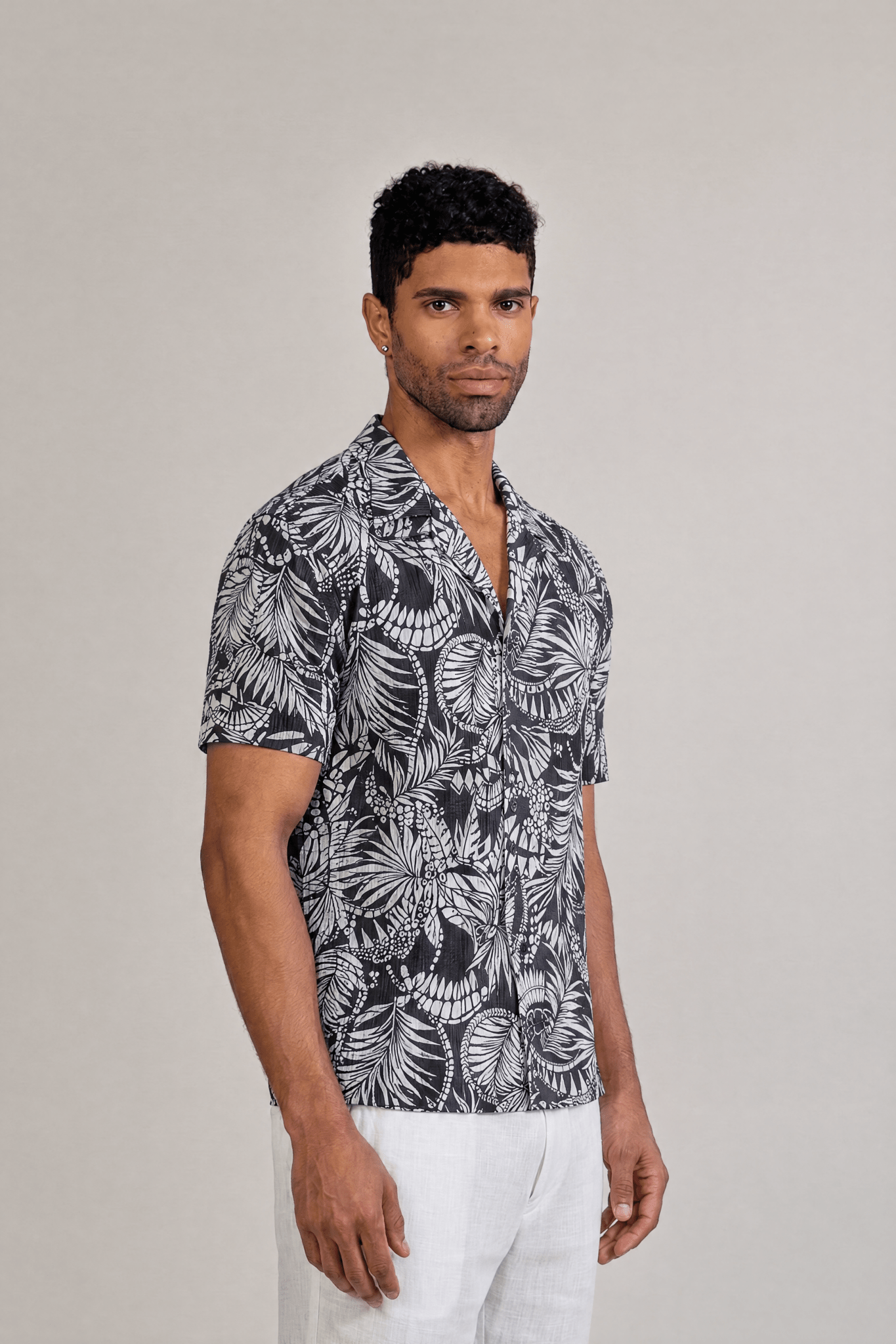 Camisa de campismo de manga corta con estampado "Noches Tropicales"