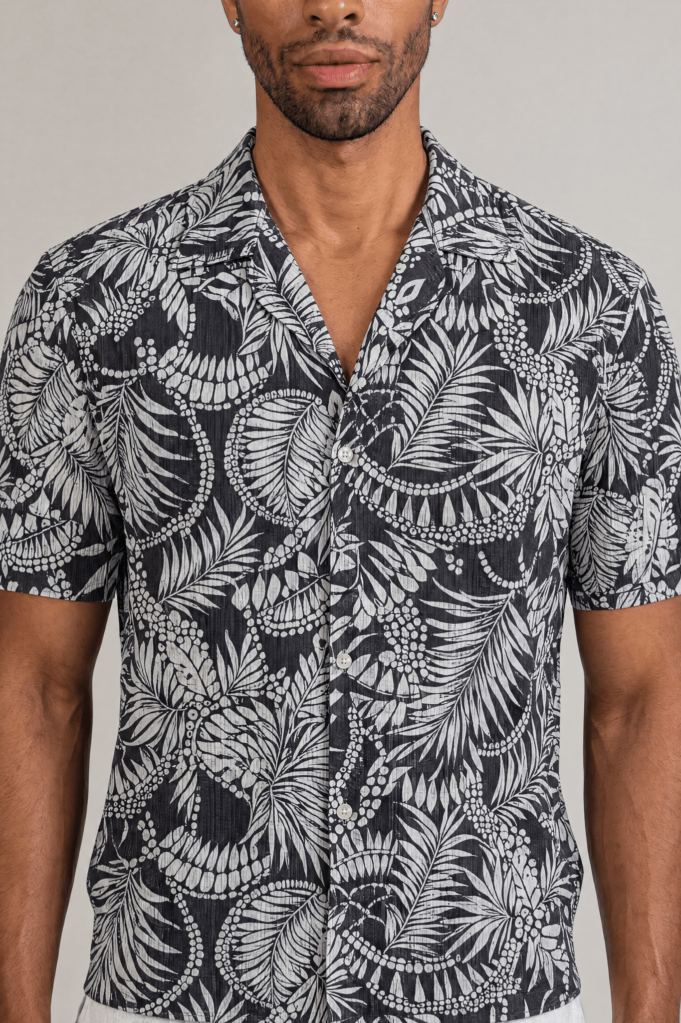Camisa de campismo de manga corta con estampado "Noches Tropicales"