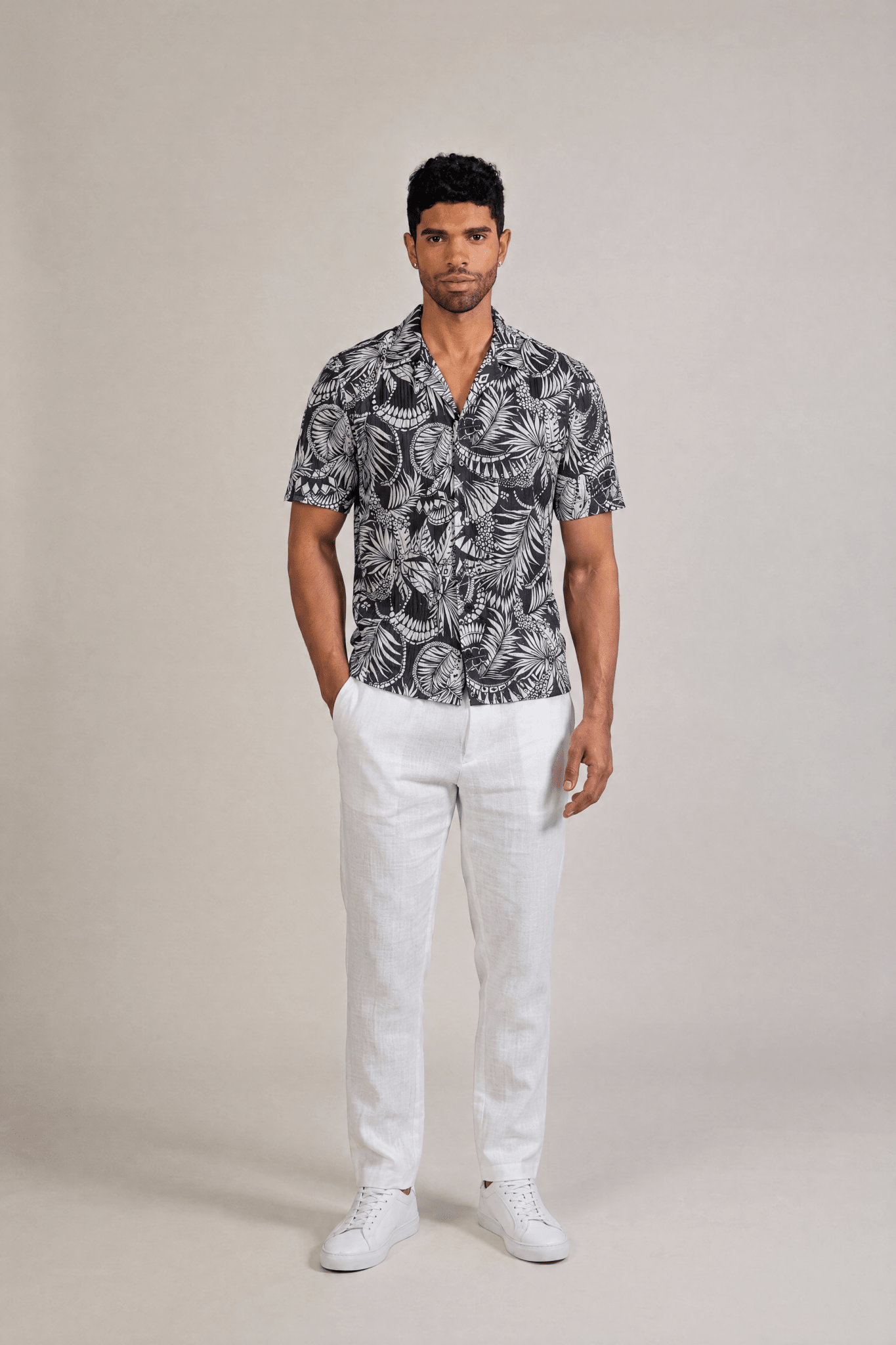 Camisa de campismo de manga corta con estampado "Noches Tropicales"