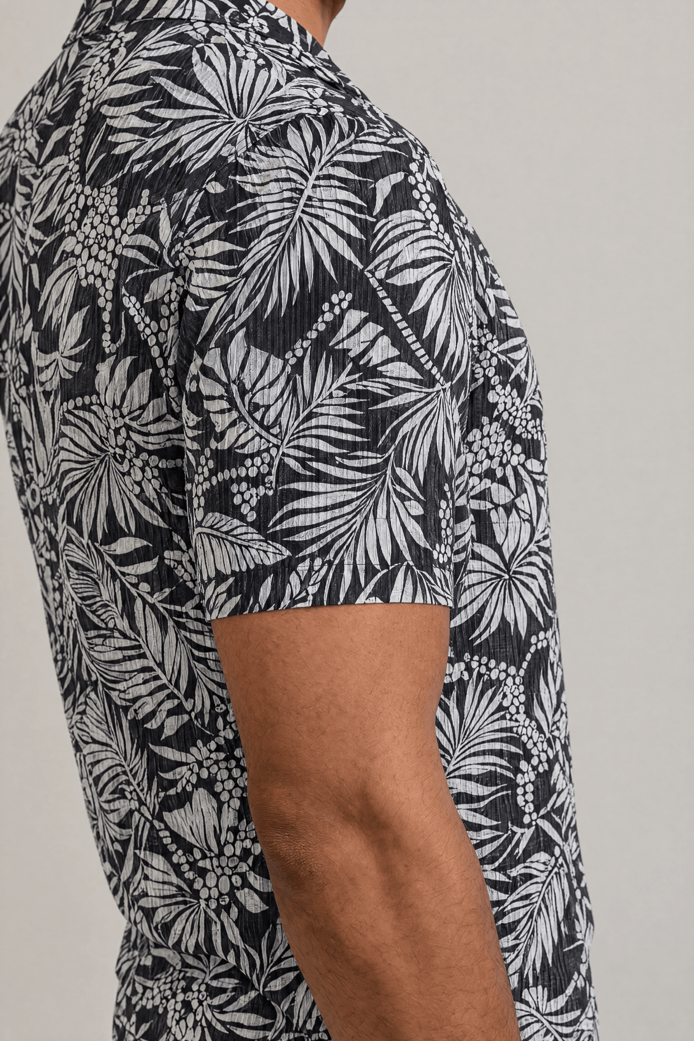 Camisa de campismo de manga corta con estampado "Noches Tropicales"