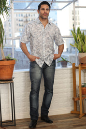 Camisa informal de manga corta con estampado moderno