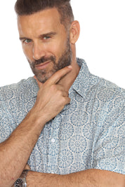 Camisa de manga corta con estampado de mosaico moderno