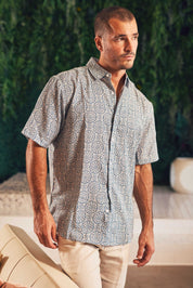 Camisa de manga corta con estampado de mosaico moderno
