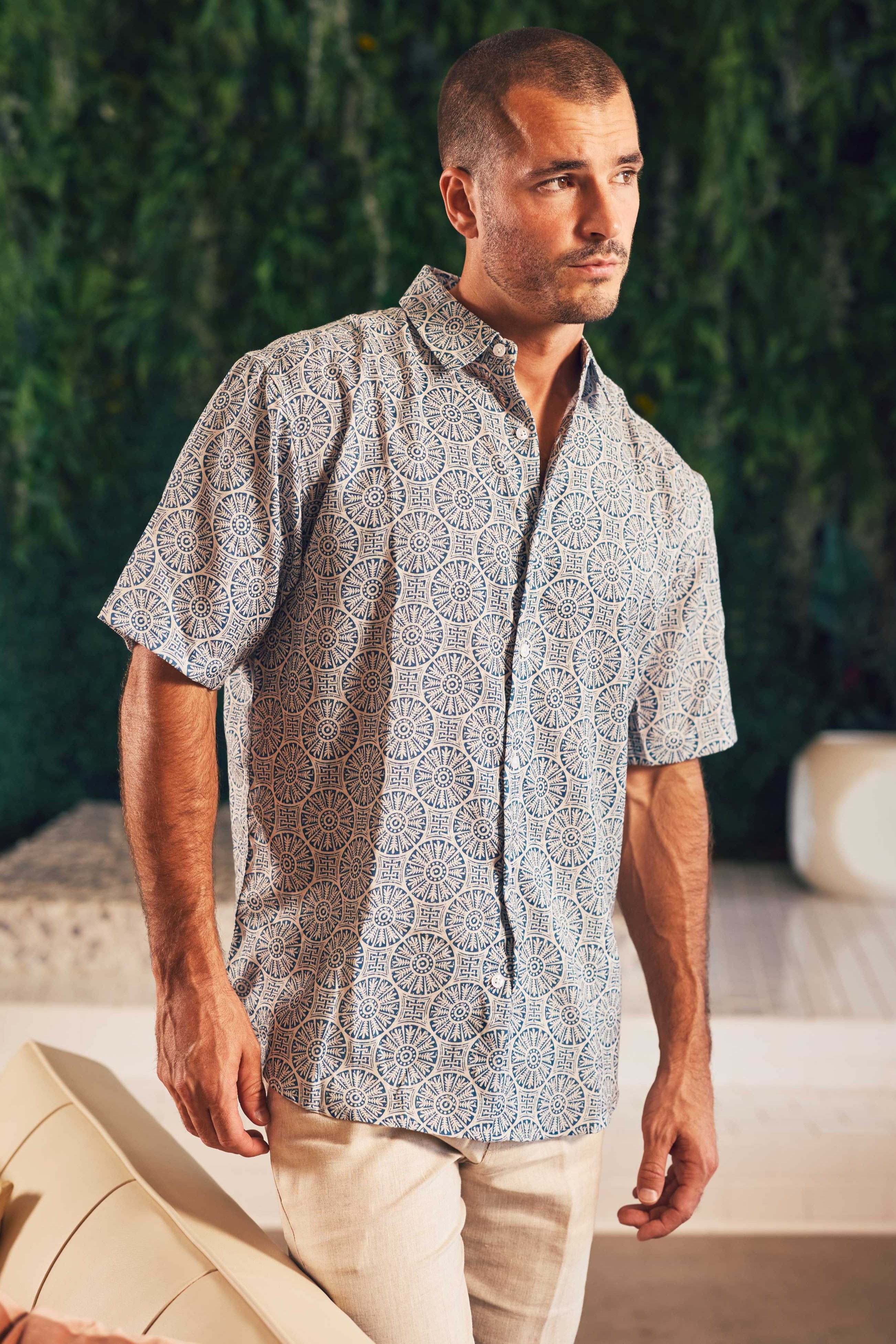 Camisa de manga corta con estampado de mosaico moderno