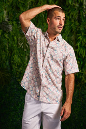Camisa informal de manga corta con estampado moderno