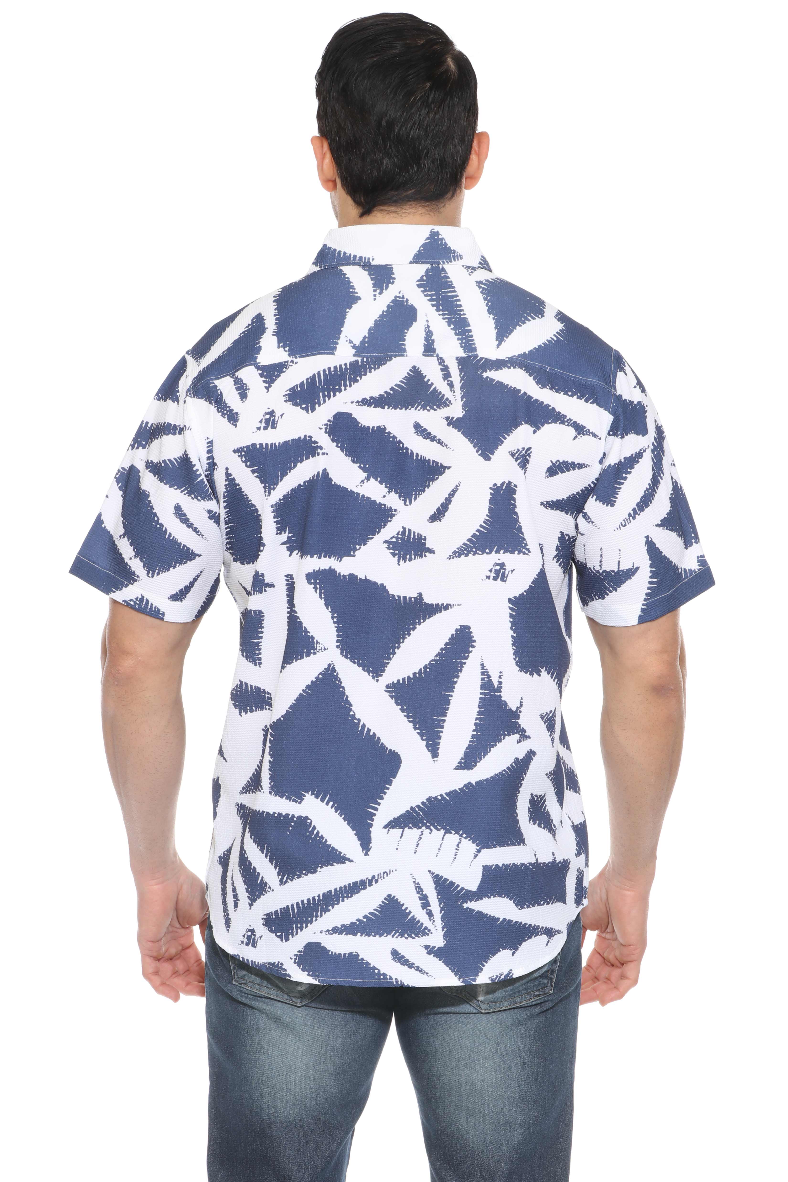 Camisa de manga corta con estampado moderno texturizado