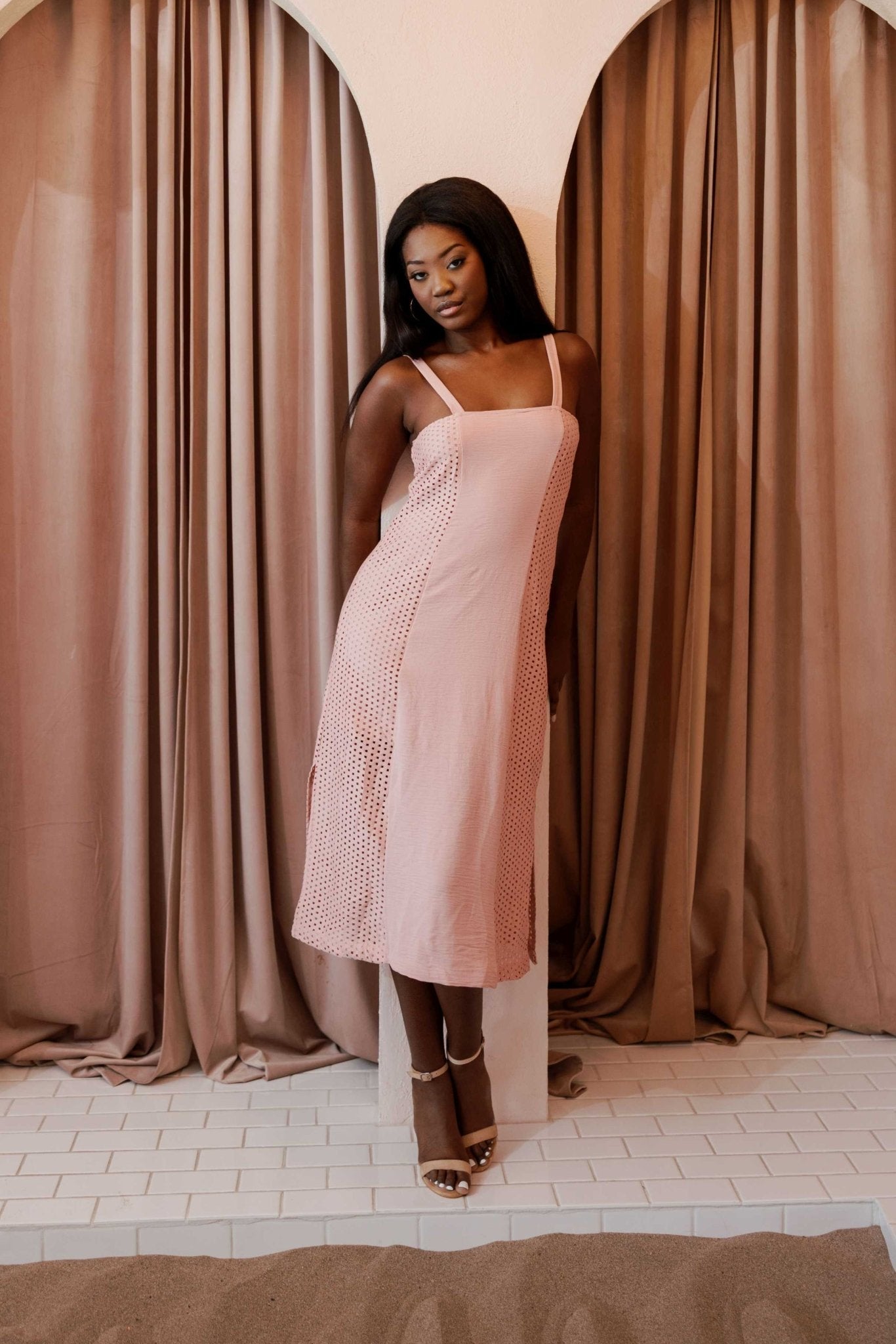 Vestido informal de tirantes para mujer, estilo resort, largo medio, con diseño recortado