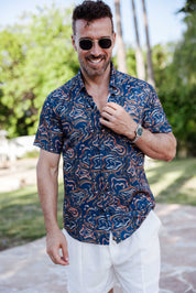 Camisa de manga corta con estampado moderno texturizado