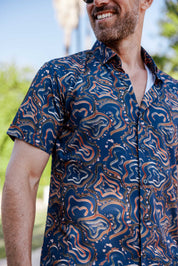Camisa de manga corta con estampado moderno texturizado