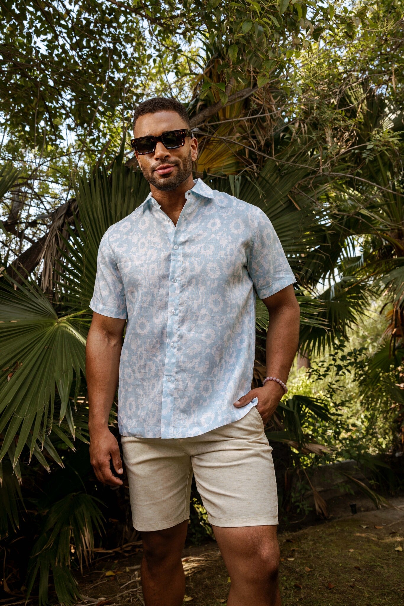 Camisa de lino 100 % con estampado floral abstracto y manga corta