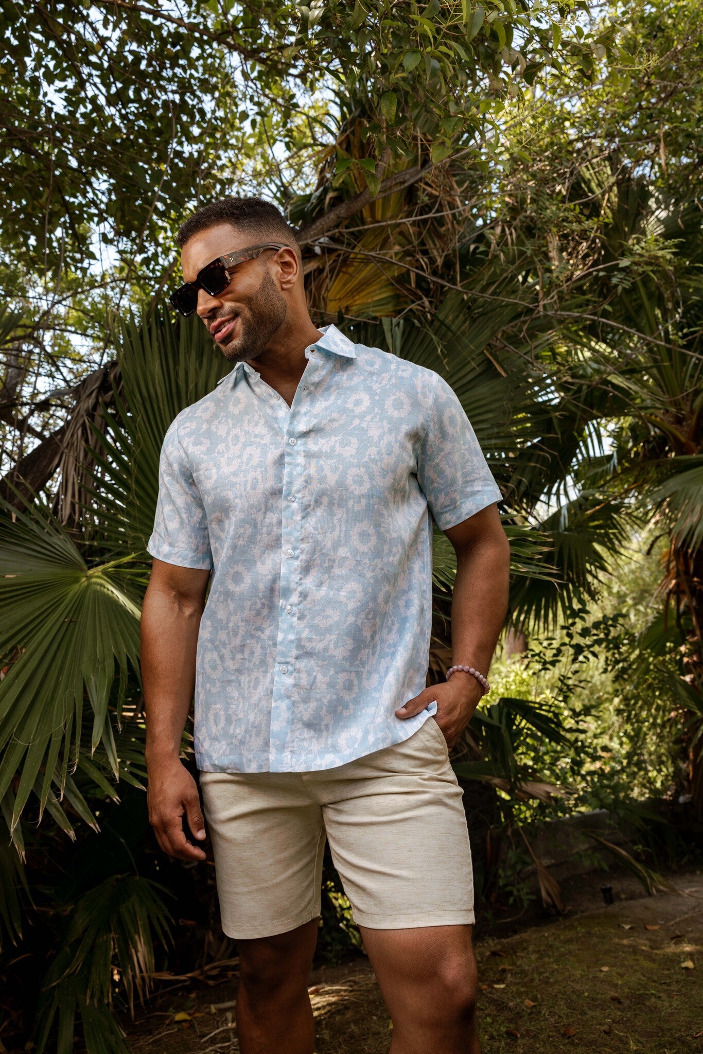 Camisa de lino 100 % con estampado floral abstracto y manga corta