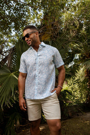 Camisa de lino 100 % con estampado floral abstracto y manga corta