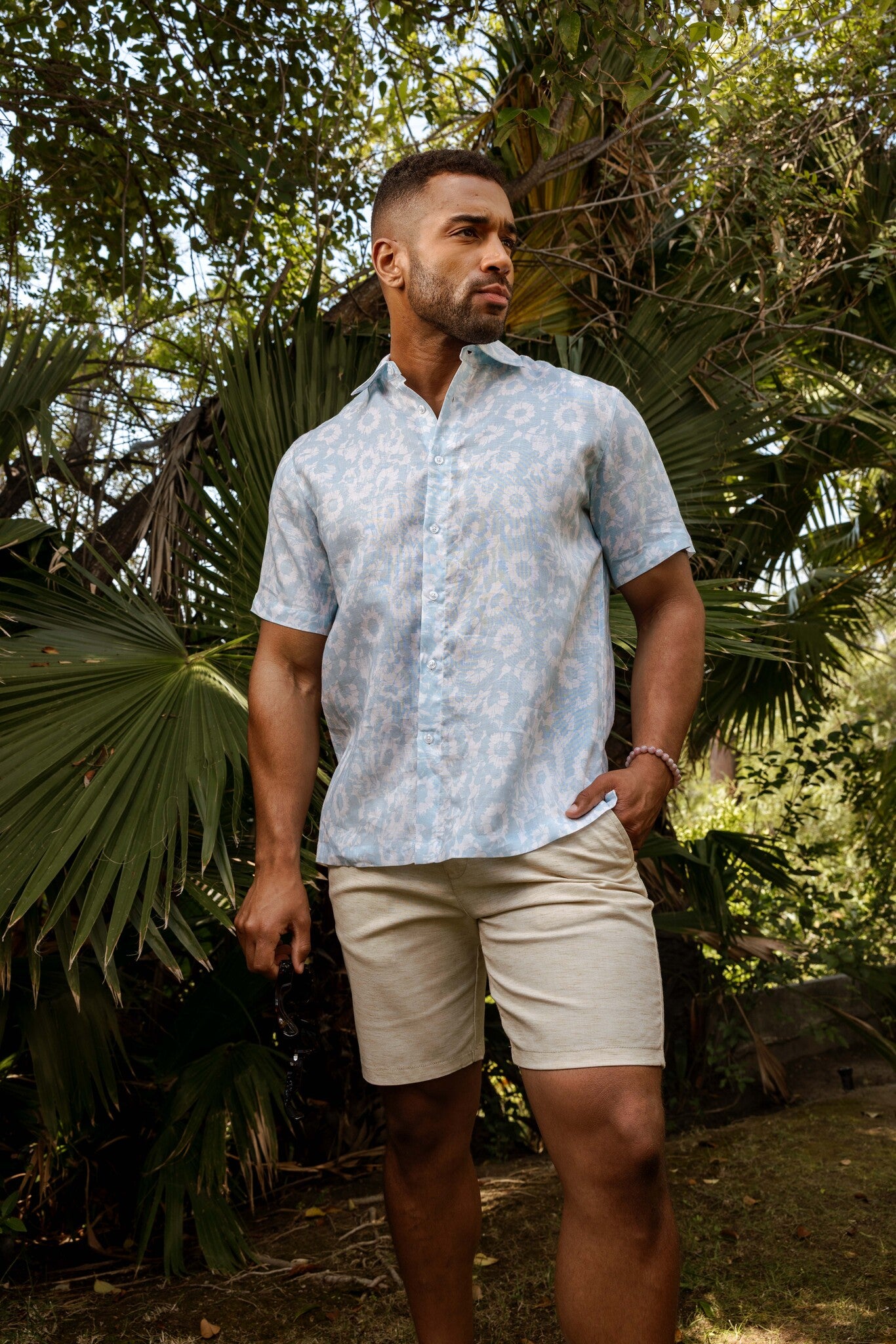 Camisa de lino 100 % con estampado floral abstracto y manga corta