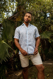 Camisa de lino 100 % con estampado floral abstracto y manga corta