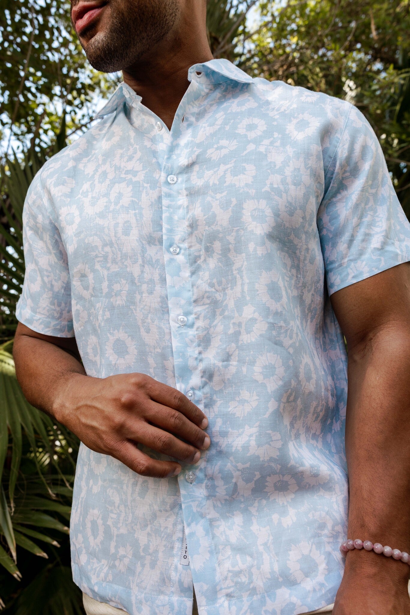 Camisa de lino 100 % con estampado floral abstracto y manga corta