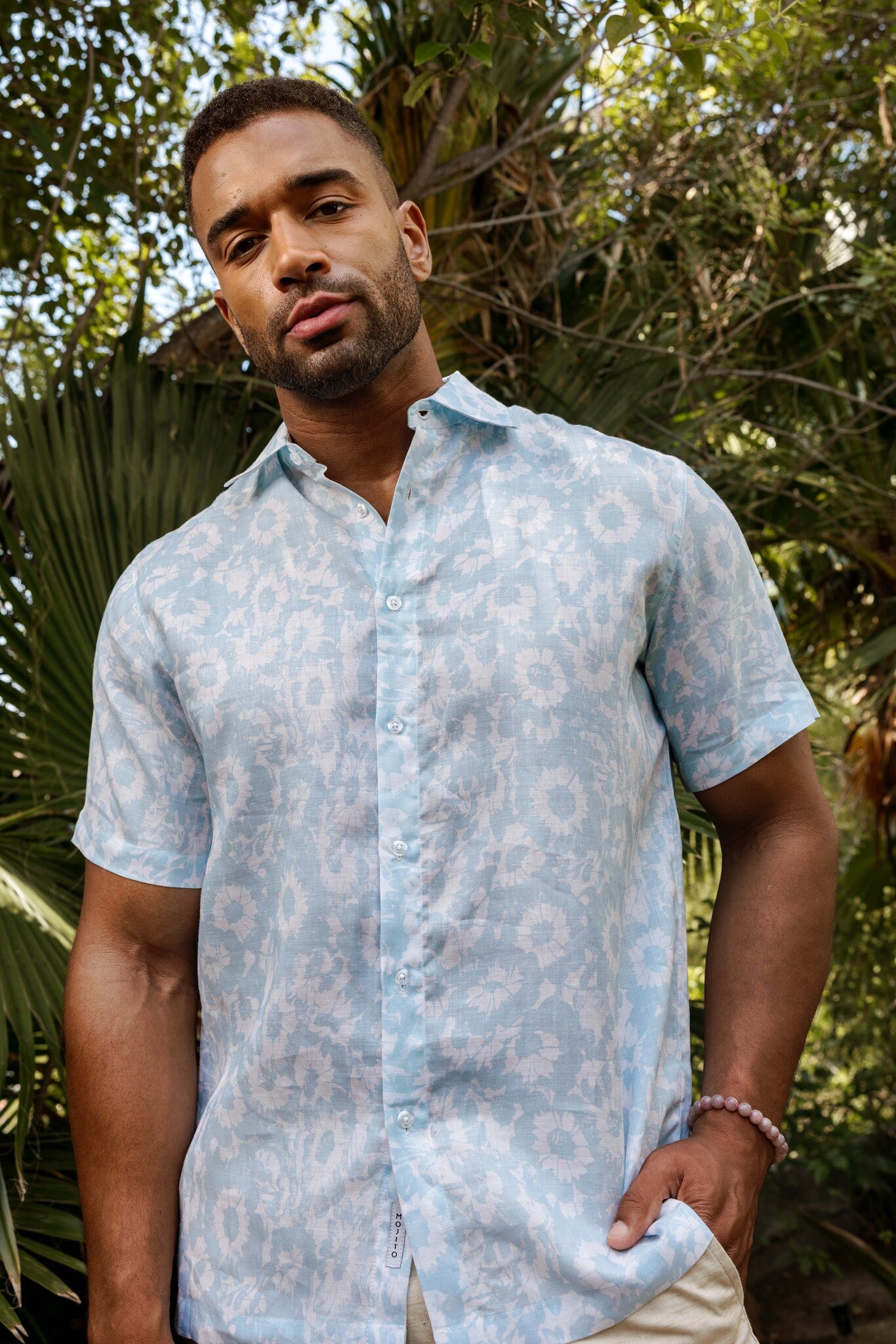 Camisa de lino 100 % con estampado floral abstracto y manga corta