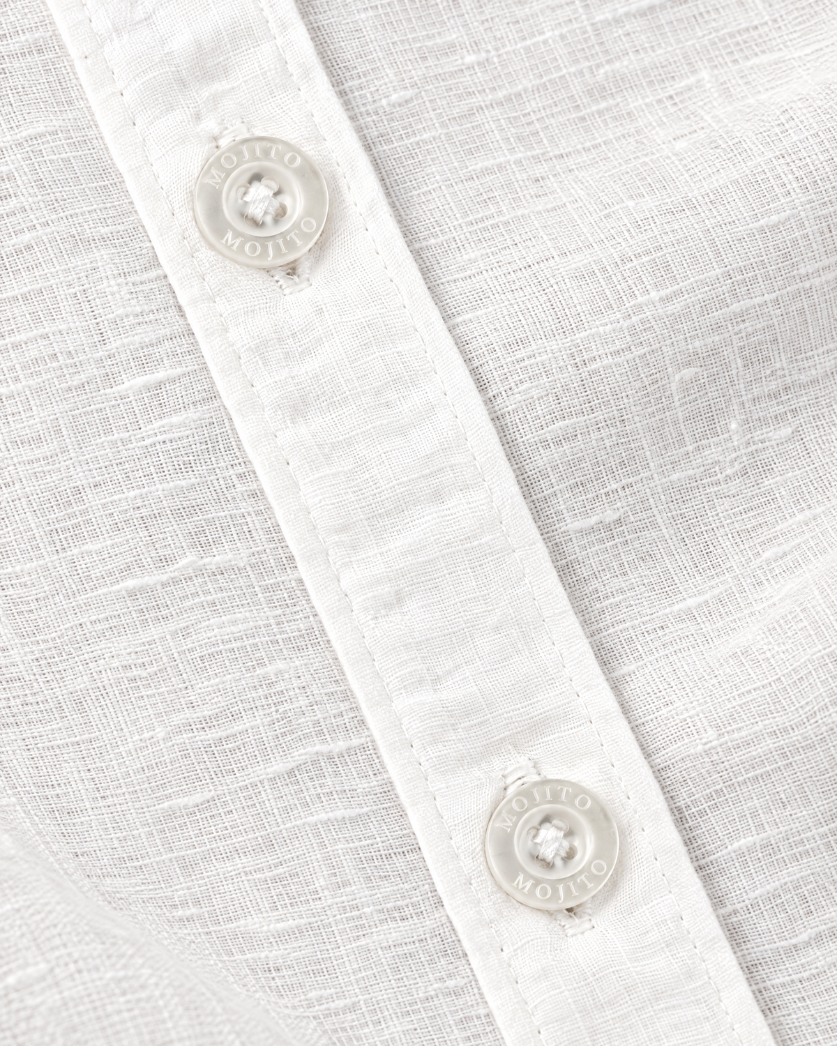 100% linen placket with engraved MOJITO buttons on the white guayabera